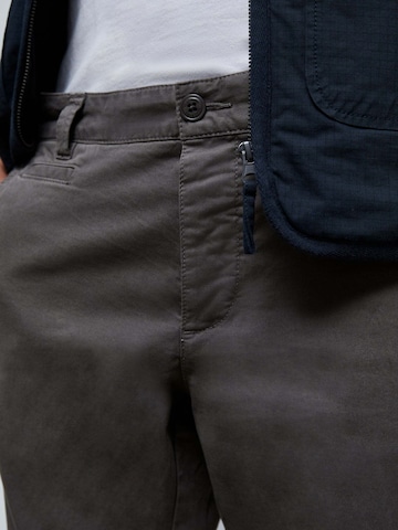 Regular Pantalon chino Scalpers en gris