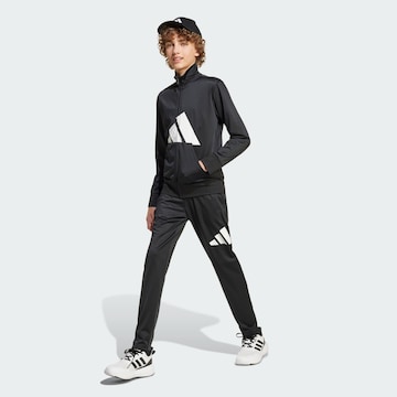 Costum de trening 'Essentials' de la ADIDAS SPORTSWEAR pe negru: față