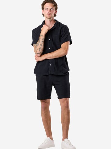 Seaside Regular fit Button Up Shirt in Black: front
