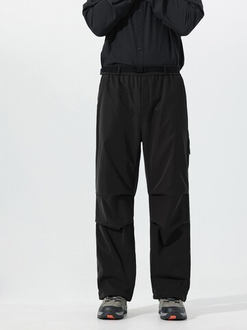 Youthup Cargo Pants in Black: front