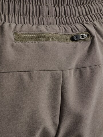 Newline Regular Sportshorts 'Max' in Grau