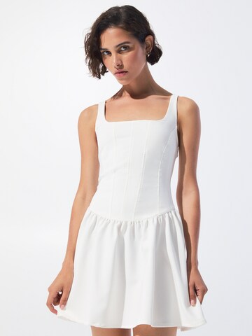 Abito di Pull&Bear in bianco: frontale