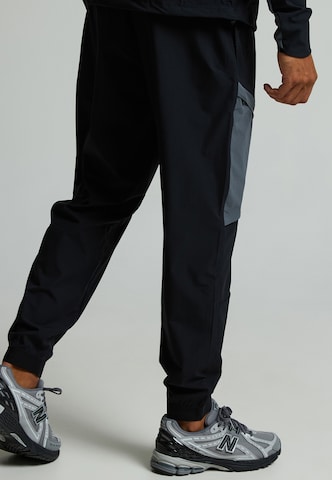 MONTERRAIN Tapered Hose in Schwarz