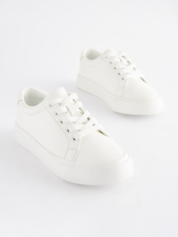 Baskets Next en blanc