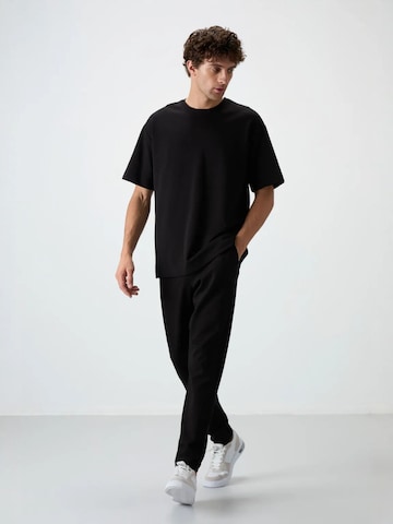Tommy Life Joggingpak in Zwart: voorkant