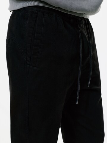 Pull&Bearregular Hlače - crna boja