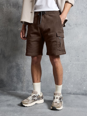 Bershka Regular Shorts in Braun: Vorderseite