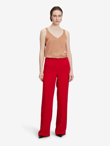 regular Pantaloni con pieghe di Vera Mont in rosso