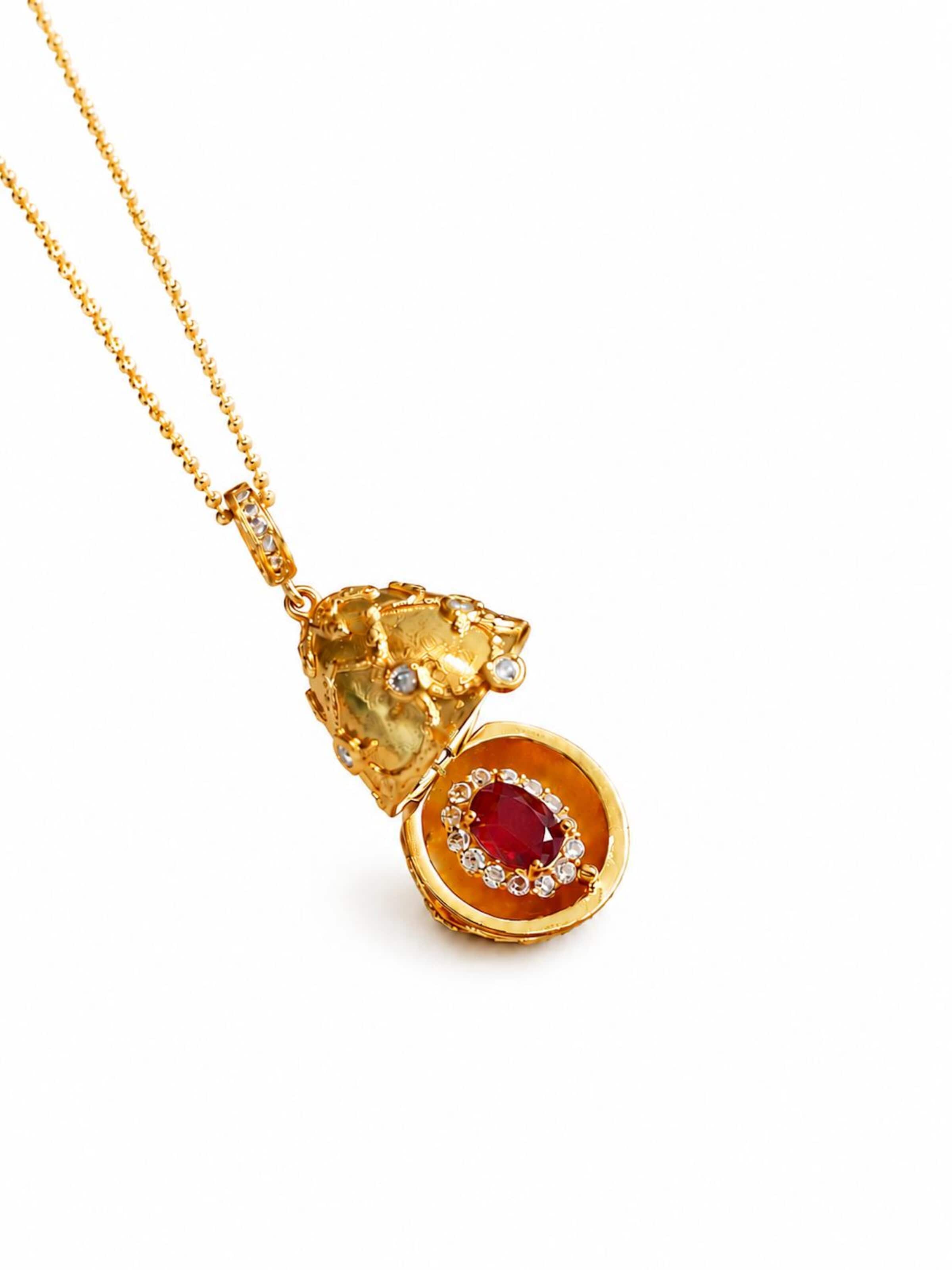 Collana 'Treasure Egg Locket' di LanLivia in rosso: frontale