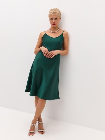 Serena Silueta Mekko 'Below the knee satin slip dress 'Grace'' värissä vihreä: etupuoli