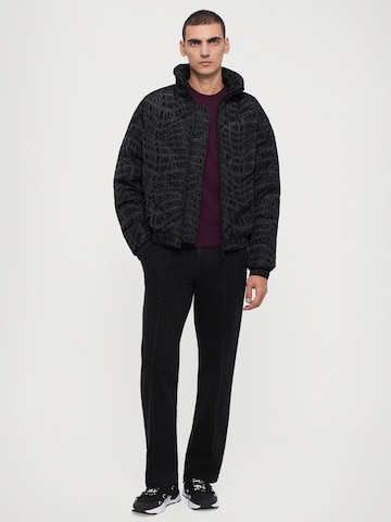 Geacă de iarnă de la Versace Jeans Couture pe negru