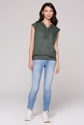 Soccx Ärmellose Bluse mit gesmoktem Saum und Rückenprint in Grün
