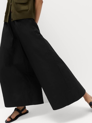 Marks & Spencer Flared Hose in Schwarz: Vorderseite
