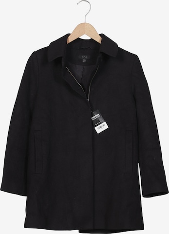 COS Mantel S in Schwarz: Vorderseite
