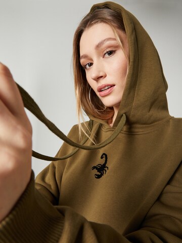 VIERVIER Hoodie 'Fine' in Braun