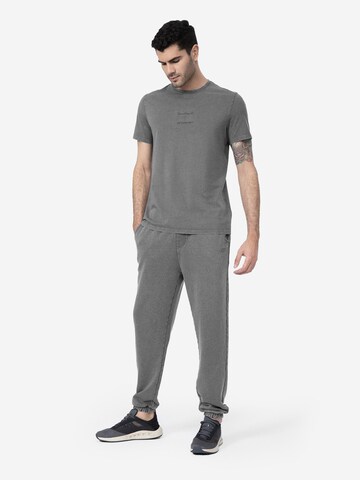 4F Loosefit Sportovní kalhoty – šedá