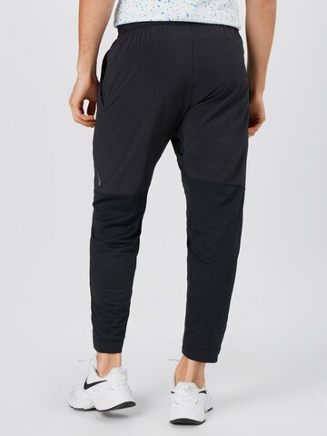 NIKE Tapered Sporthose in Schwarz