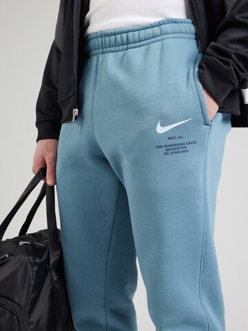Nike Sportswear Tapered Broek in Blauw
