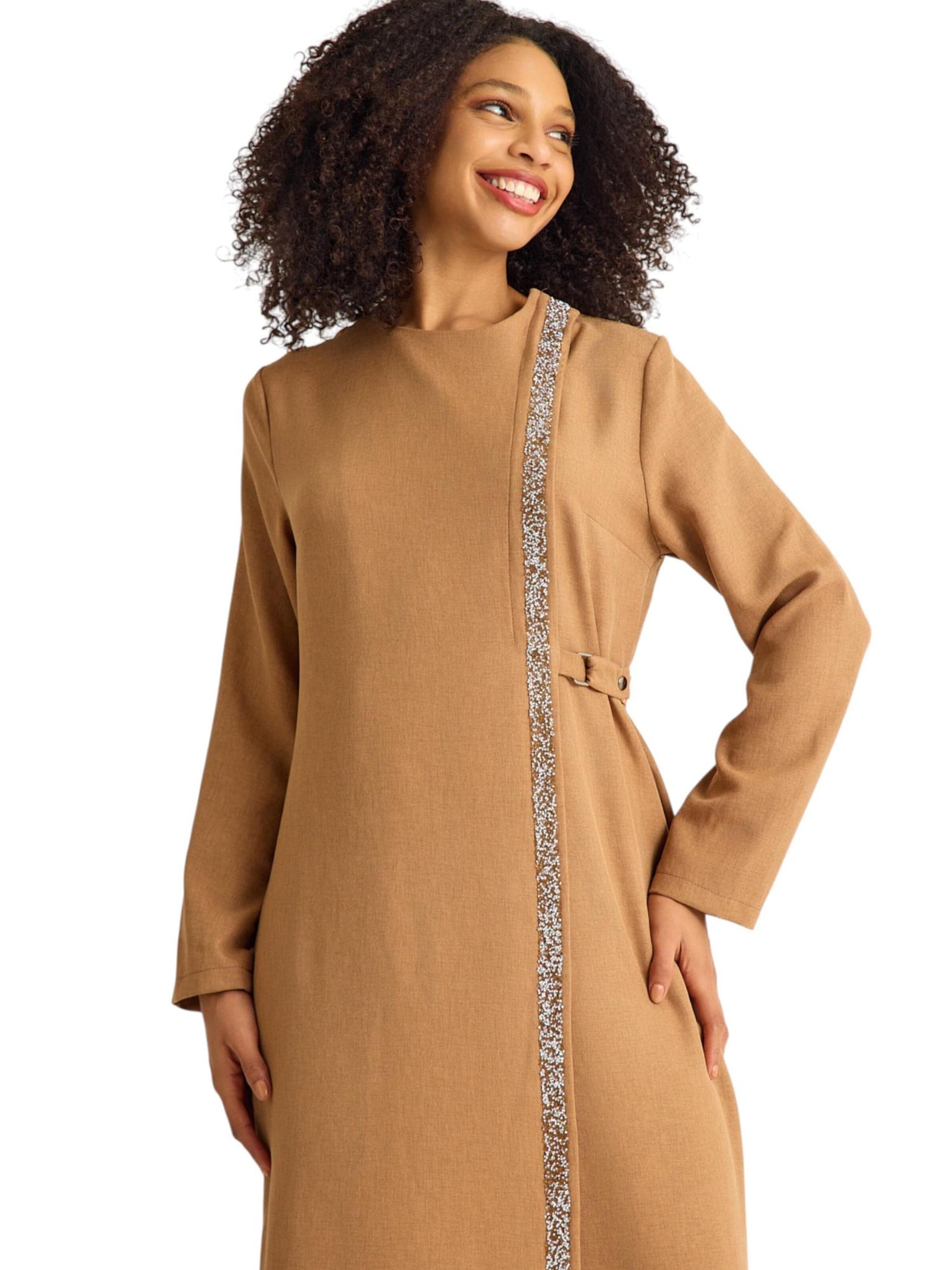 Robe 'Leila-Ferace' fashionshowcase en beige