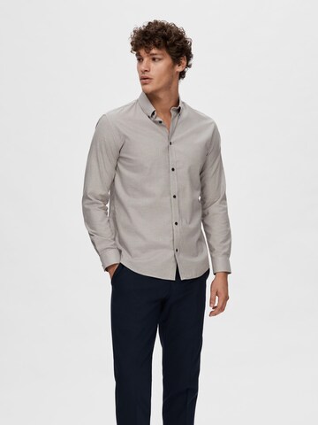 Coupe regular Chemise 'Sirius' SELECTED HOMME en beige : devant