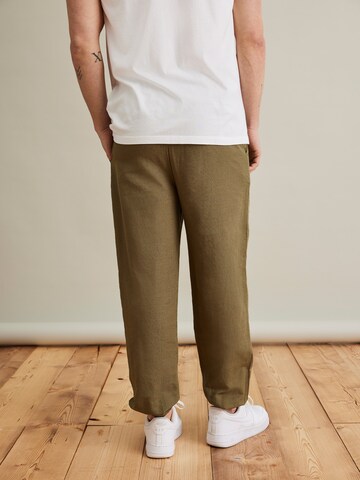 DAN FOX APPAREL Tapered Nadrág 'Luca' - zöld