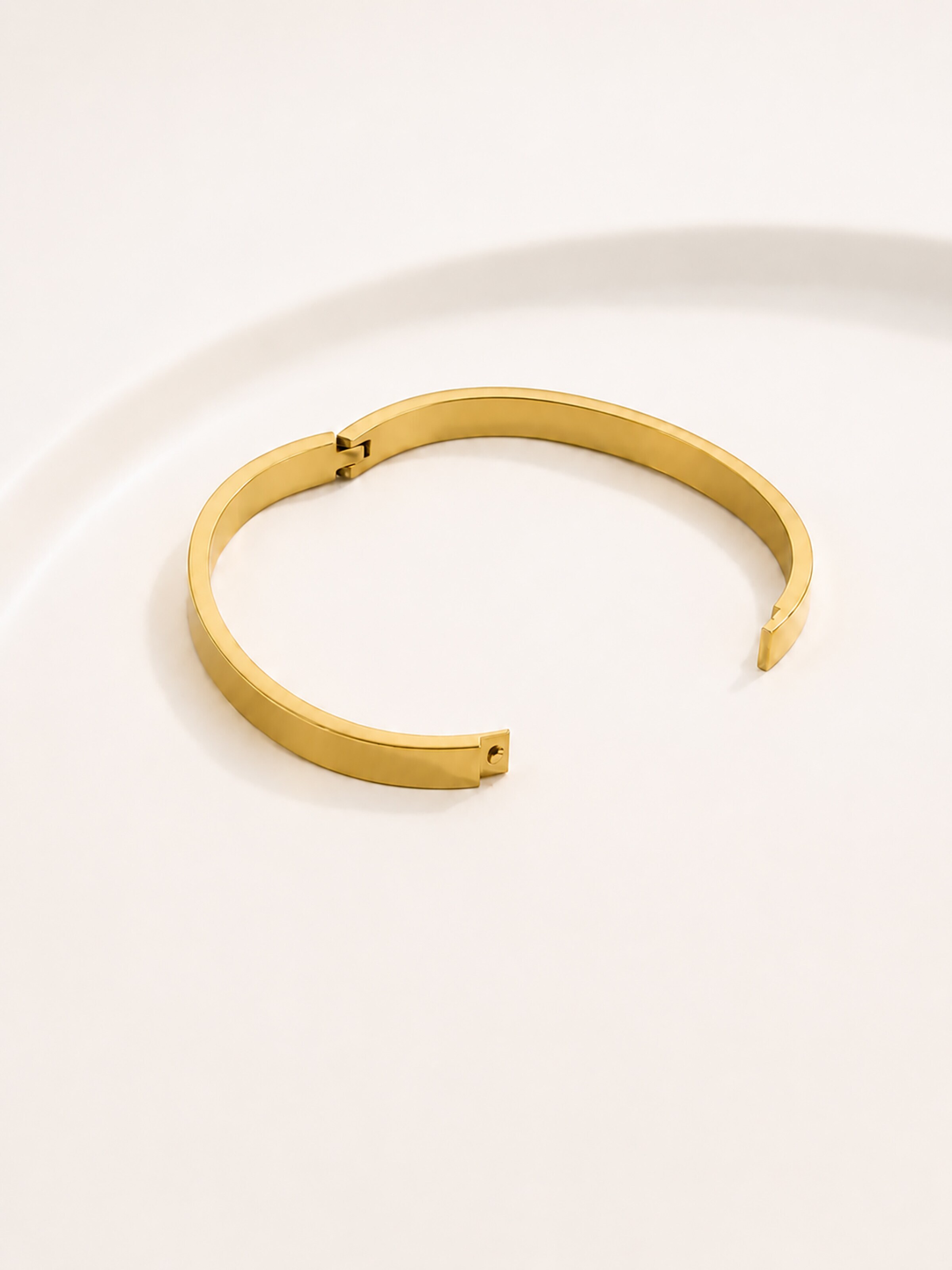 Staufergold Armband 'Armreif „Pure“ – Minimalistischer Edelstahl-Bangle' in Gold: Vorderseite