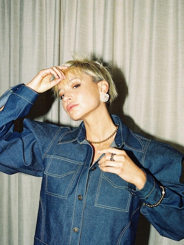 Boucles d'oreilles 'Chanel en coquillage' LA MAISON GISEL B. en gris