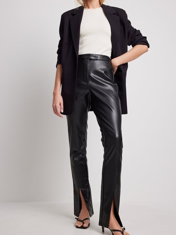 NA-KD Regular Pants in Black: front