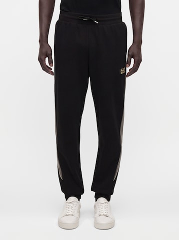EA7 Emporio Armani Дънки Tapered Leg Панталон в черно: отпред
