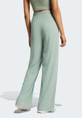 ADIDAS ORIGINALS - Pierna ancha Pantalón 'Essentials' en verde