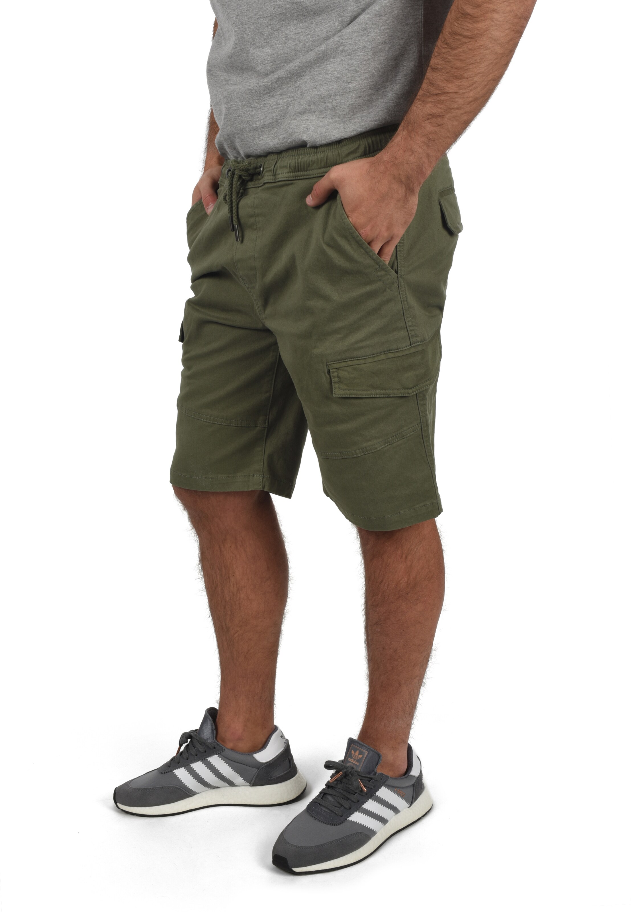 !Solid Regular Cargo Pants 'Henik' in Green