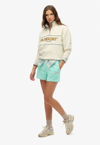 Superdry Regular Shorts in Grün