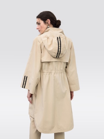 Lola Casademunt - Parca de entretiempo en beige
