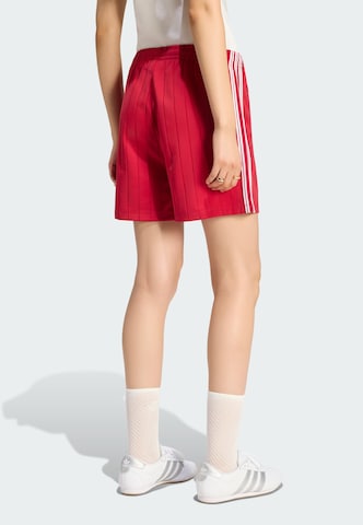 ADIDAS ORIGINALS - Loosefit Pantalón 'Firebird' en rojo
