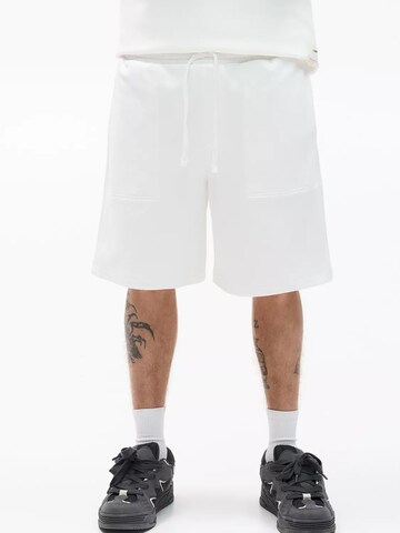 Pull&Bear Loosefit Shorts in Weiß: Vorderseite