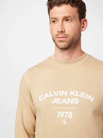 Calvin Klein Jeans كنزة رياضية بلون بيج