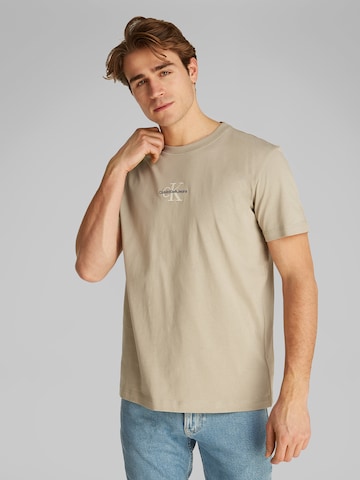Regular T-Shirt Calvin Klein Jeans en gris : devant
