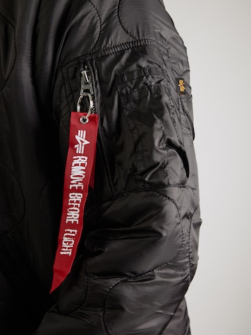 ALPHA INDUSTRIES Демисезонная куртка в Черный