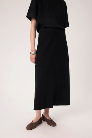 SOAKED IN LUXURY Skirt 'Marigold' in Black: front