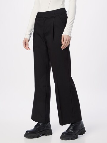 Gina Tricot Loose fit Pleat-front trousers 'Tammie' in Black: front