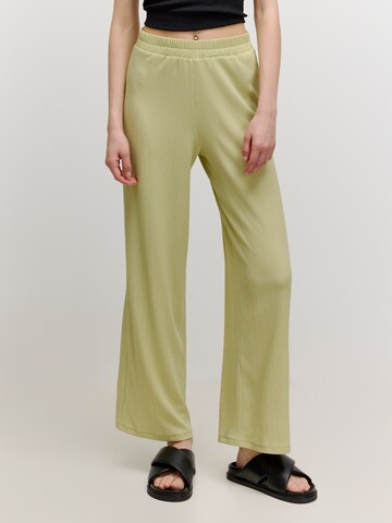 EDITED Wide leg Trousers 'Philine' in Green: front