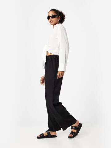 Wide leg Pantaloni di Monki in nero