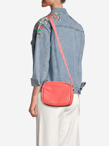 Calvin Klein Jeans Τσάντα ώμου σε κόκκινο