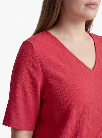 Tricou 'CARANNA' de la ONLY Carmakoma pe roșu