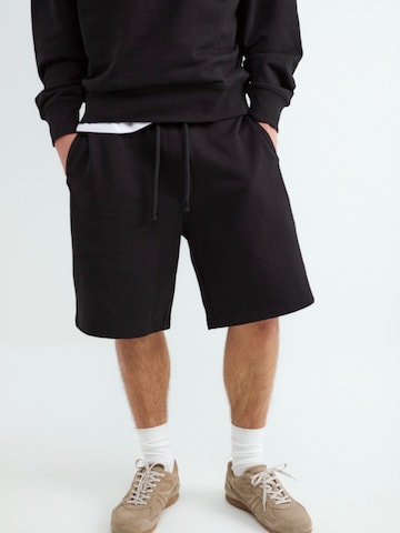 BALMOHK Loosefit Housut värissä musta: etupuoli