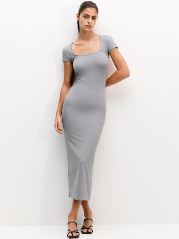 Pull&Bear Kleid in Grau: predná strana