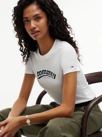 Tommy Jeans Μπλουζάκι 'ESS' σε λευκό