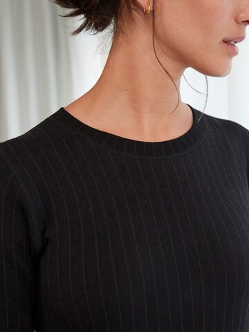 Next Base Layer in Schwarz