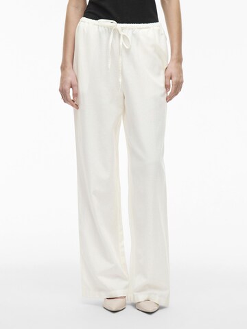 VILA Loose fit Trousers in White: front