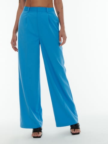 ABOUT YOU x Laura Giurcanu Wide leg Pleated Pants 'Vanessa' in Blue: front